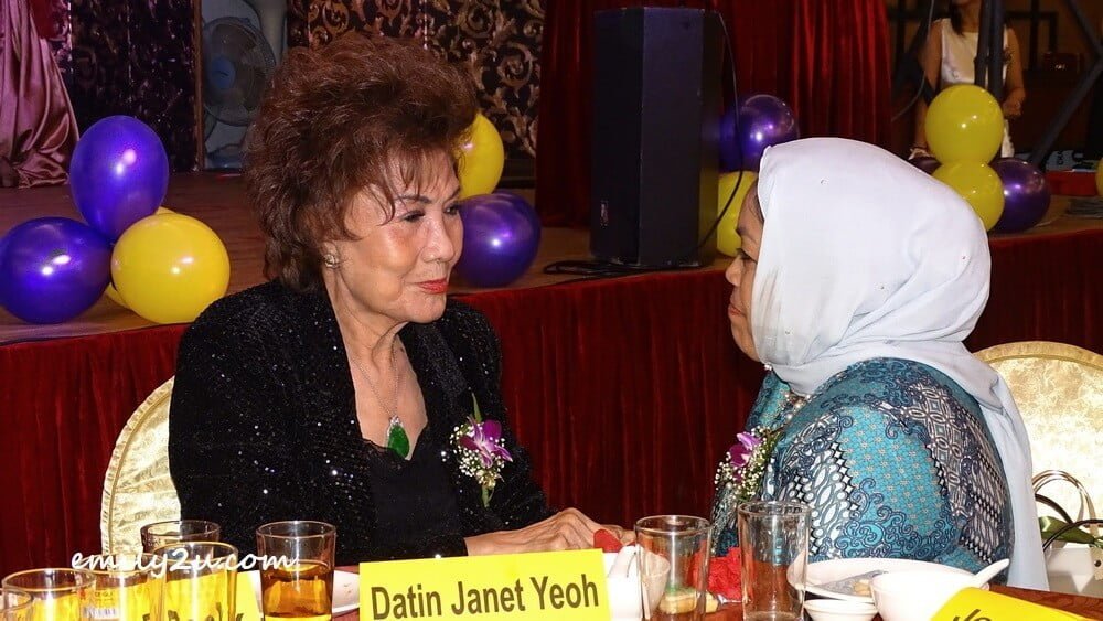 Datin Seri Dr Nomee (R) chats with Datin Janet Yeoh