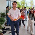 YB Chong offering a pair of mandarin oranges to every visitor
