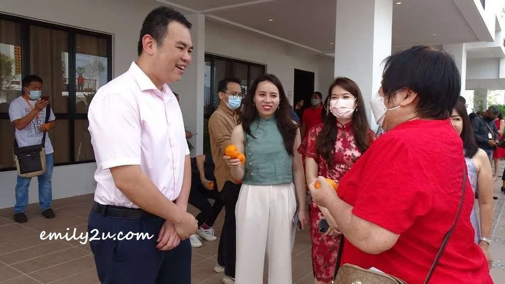 Visitors chat with YB Chong (L)