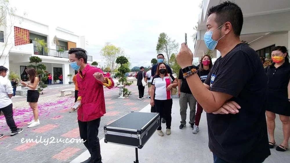 Close-up illusion enthrals visitors