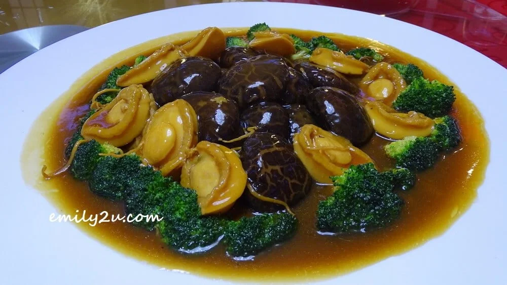 Braised 10 Head Abalone with Chinese Mushroom and Beancurd Skin