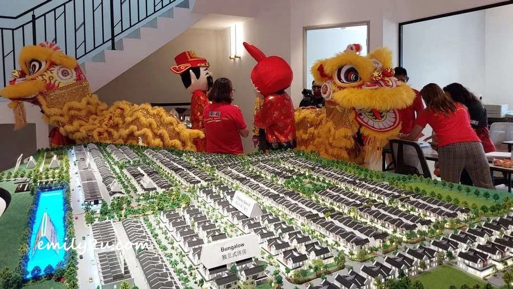 The pair of lions, Rabbit and God of Prosperity visit the sales gallery