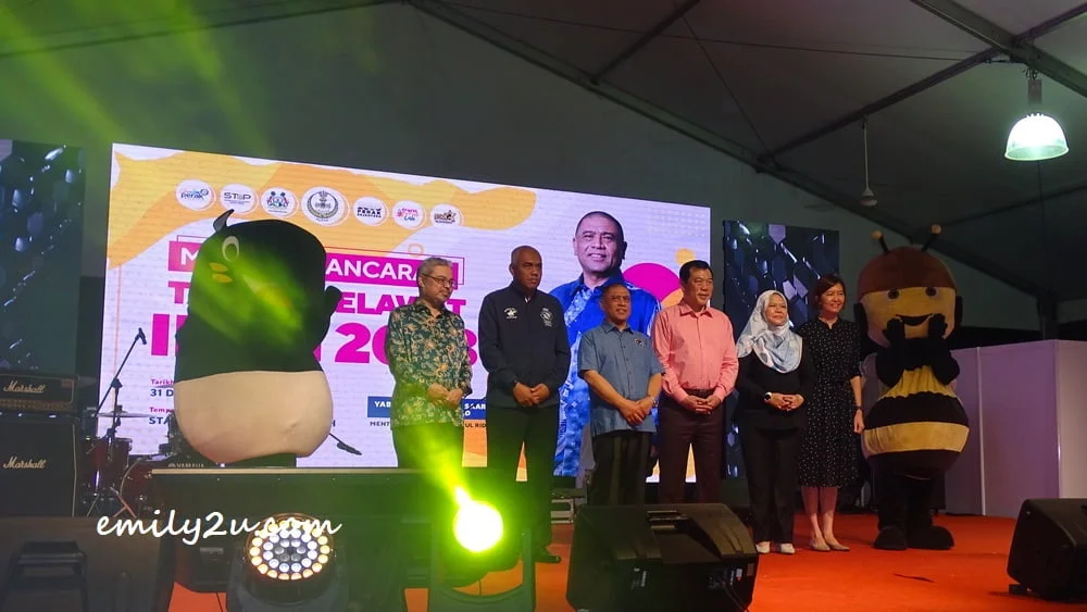 photo with Kopiro the tapir and the new Visit Ipoh Year 2023 bee mascot