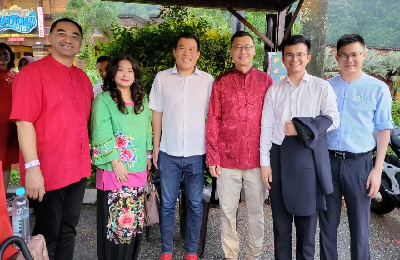 MCTA Perak Chapter committee welcomes guest-of-honour YB Loh Sze Yee (3rd from L), Chairman of Tourism, Industry, Investment & Corridor Development Committee of the Perak State Government