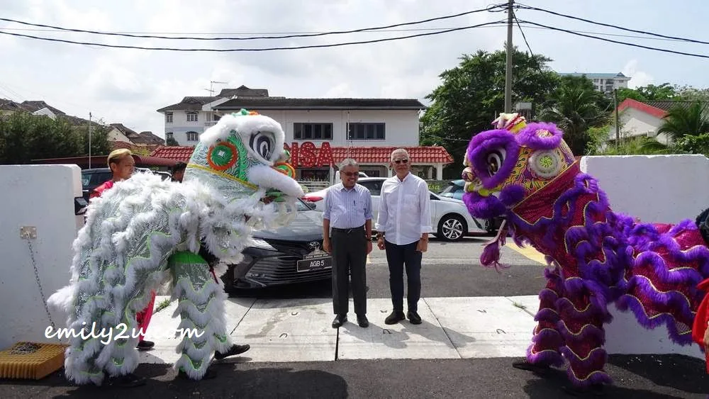 co-owner Joseph Choy  (R) receives Ipoh City Mayor Y.Bhg. Dato’ Rumaizi bin Baharin@Md Daud