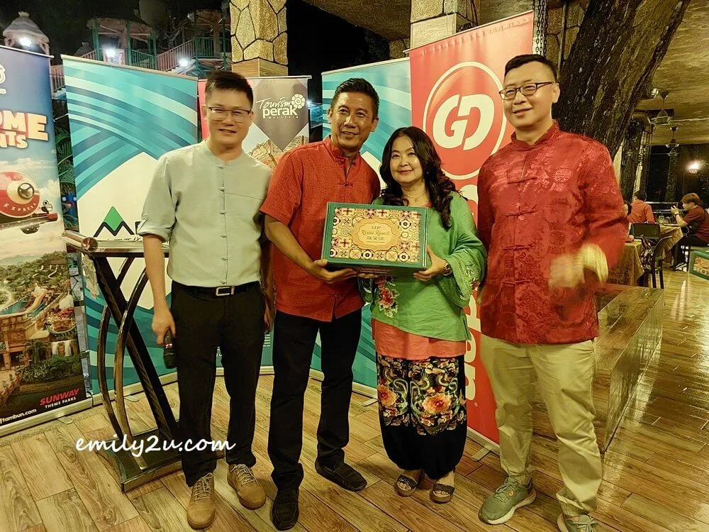 lucky draw consolation prize winner, Ms. Maggie Ong (2nd from R)