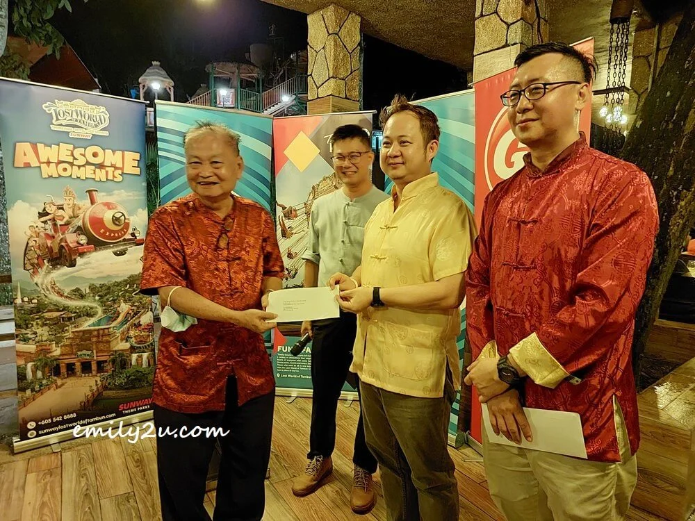 lucky draw travel package prize winner (2nd from R)