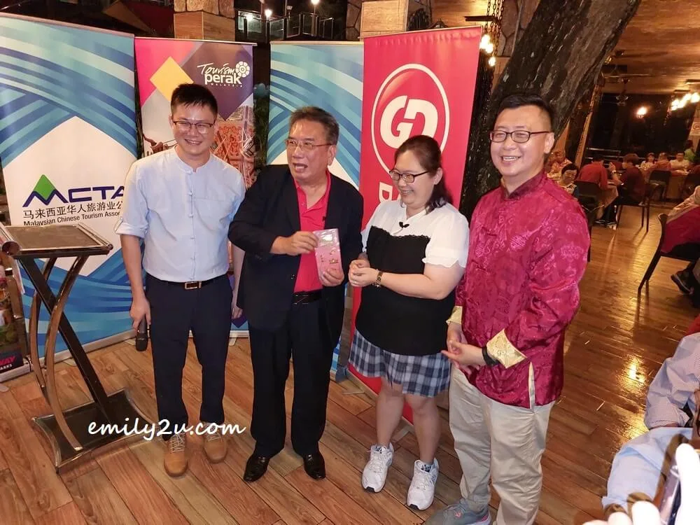 winner of the Vietnam Air flight to any destination (2nd from R)