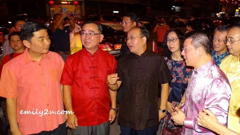 His Excellency Mr Ouyang Yu Jing, Ambassador of China to Malaysia (in brown shirt) with his spouse (on his left) are greeted by the hosts