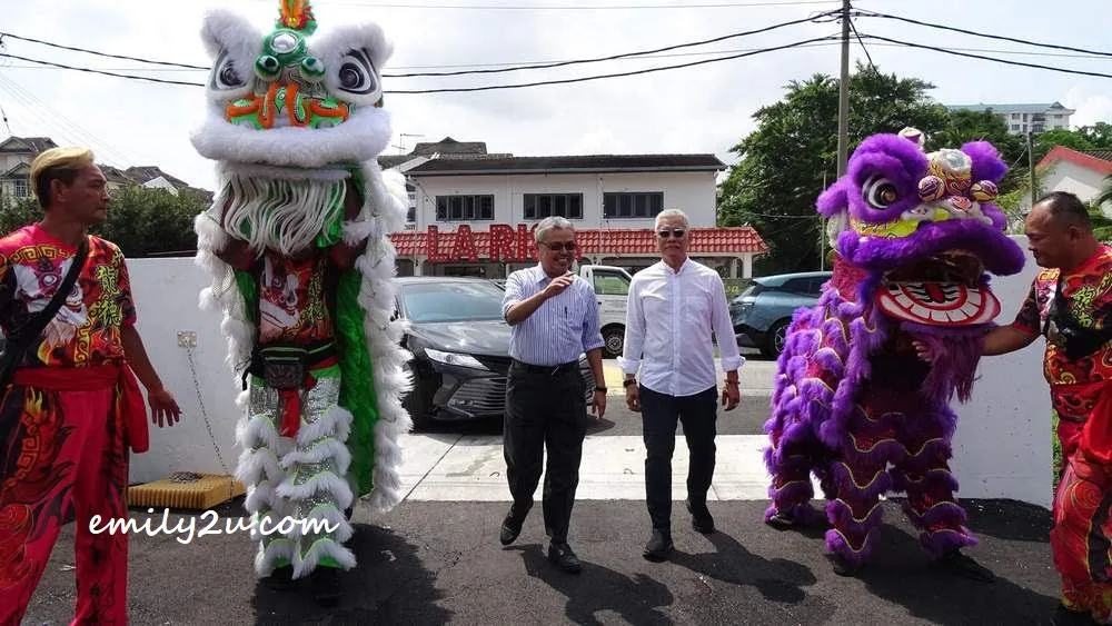 a pair of lions accompanies guest-of-honour Ipoh City Mayor Y.Bhg. Dato’ Rumaizi bin Baharin@Md Daud