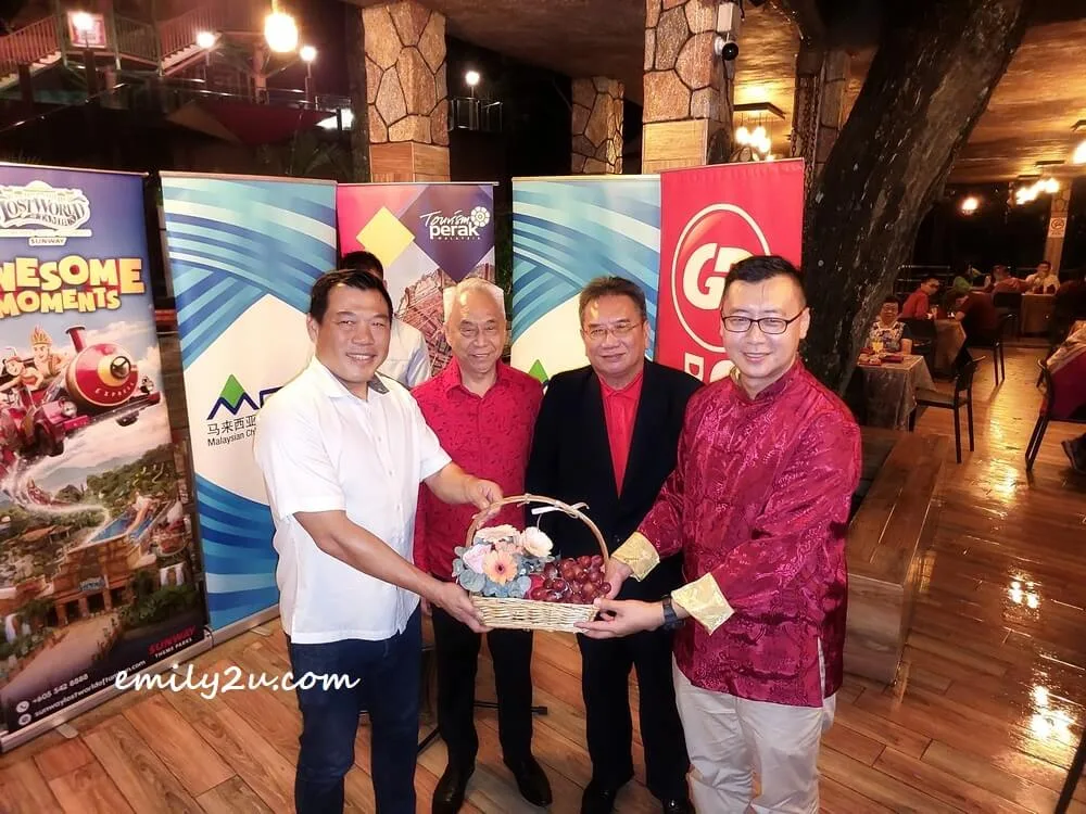 presenting a token of appreciation to YB Loh (L)