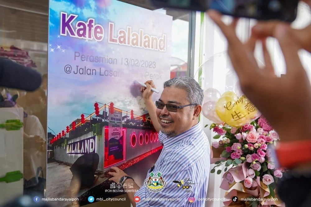 Ipoh City Mayor Y.Bhg. Dato’ Rumaizi bin Baharin@Md Daud leaves his signature