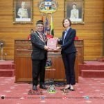 Ipoh City Mayor YBhg. Dato’ Rumaizi Baharin (L) receives his letter of appointment from Perak local government committee chairperson YB Sandrea Ng Shy Ching