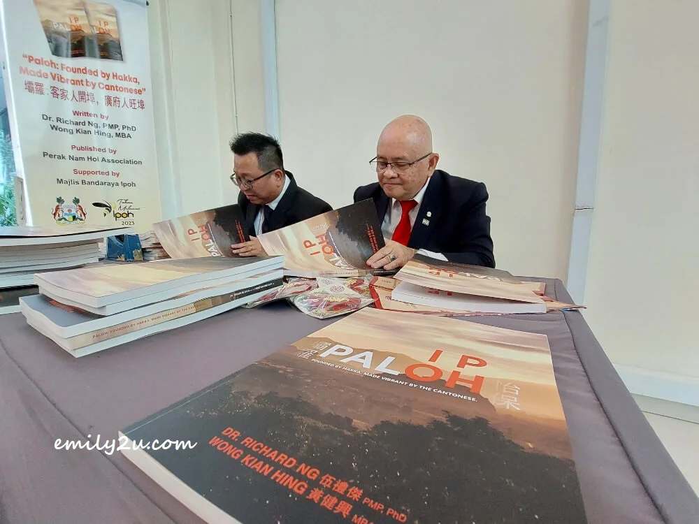co-authors of PALOH: Founded by Hakka, Made Vibrant by the Cantonese autograph some of the books: Mr Wong Kian Hing (L) and Dr Richard Ng (R) during the book launch