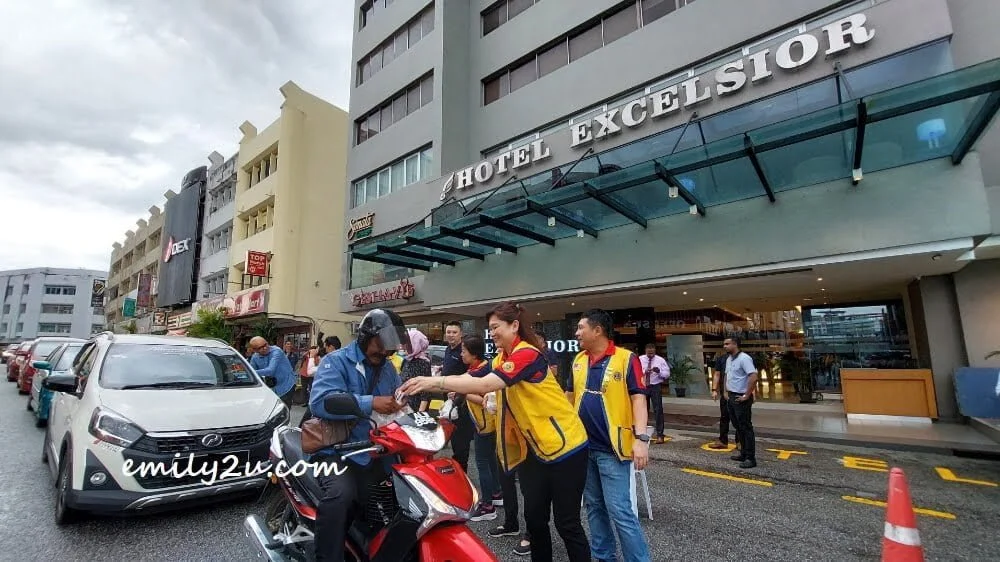 bubur lambuk distribution via drive-through