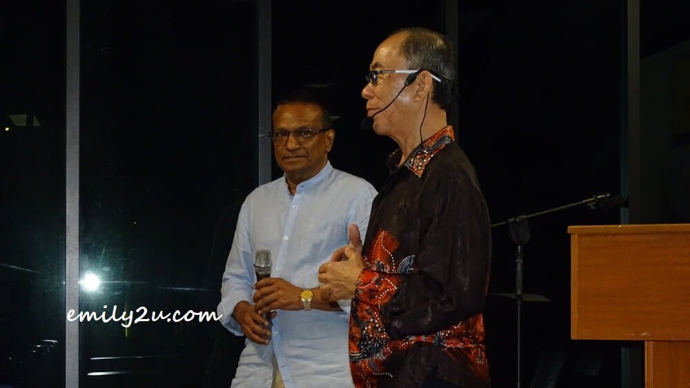 Dato' Dr Ramanathan Ramiah (L), the night's emcee, with Dr Adib