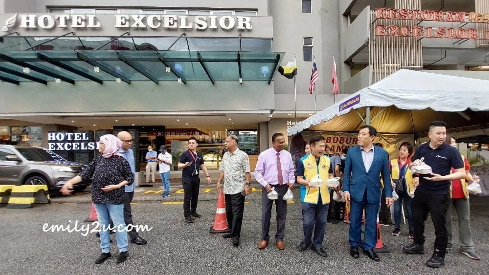 staff of Hotel Excelsior and their partners in the activity, as well as VIP guests, ready to distribute bubur lambuk