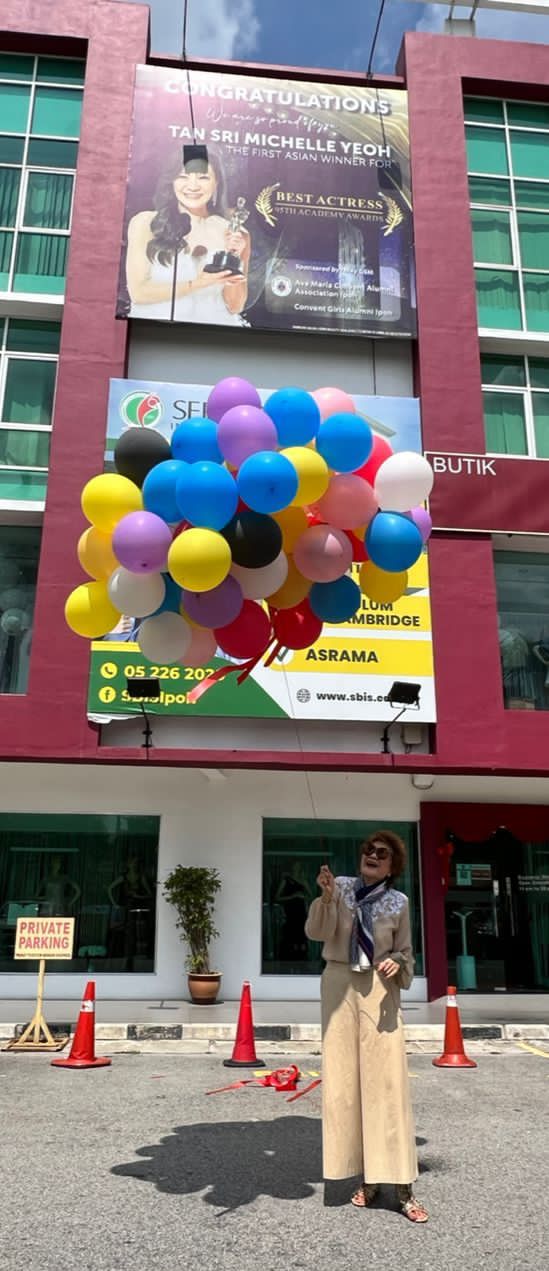 Datin Janet Yeoh releases the balloons