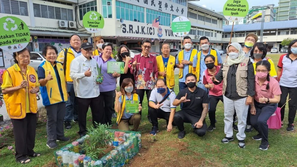 tree planting at SRJK (C) Yuk Choy