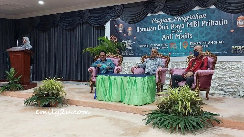 presentation of duit raya & goodie bags to city councillors & media