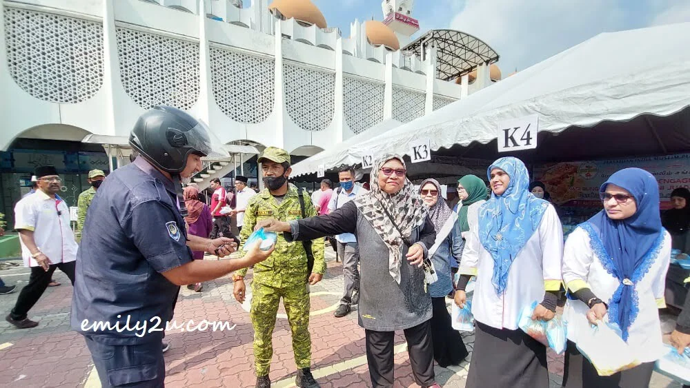 Distribution of Free Nasi Briyani