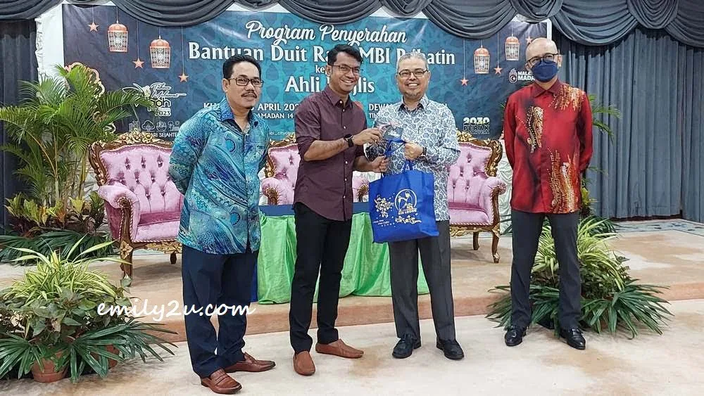 presentation to Waridi of Discover Ipoh (2nd L)