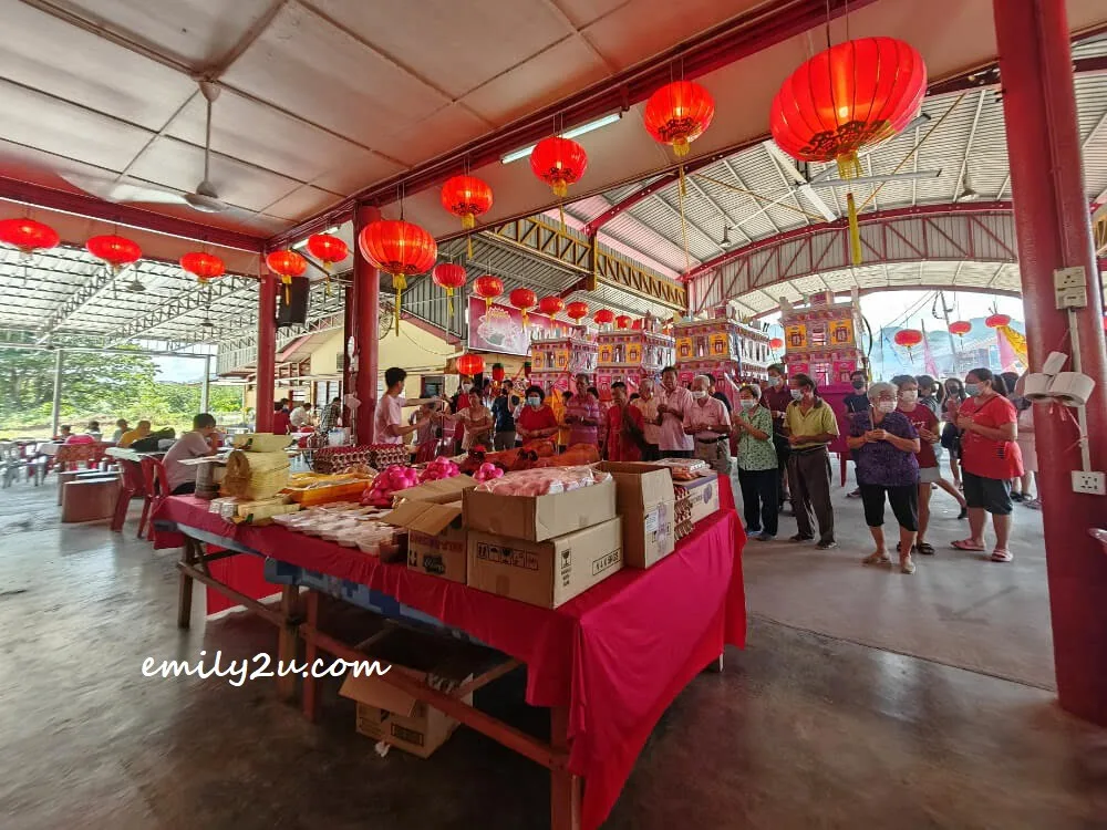 Sifu Lai (in red) leads the prayers to Goddess Ho Seen Koo