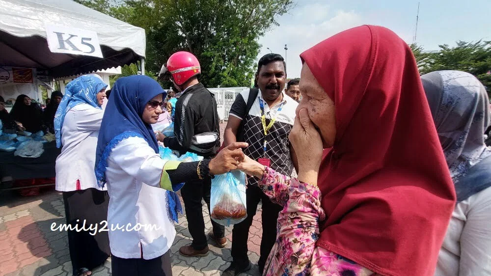 Distribution of Free Nasi Briyani