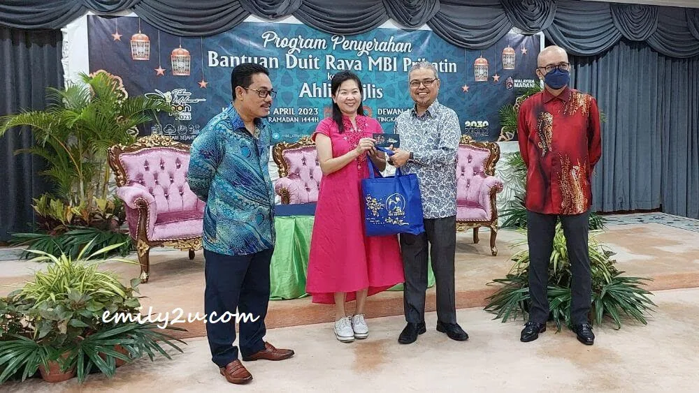presentation to Leong Oi Yin of China Press (2nd L)
