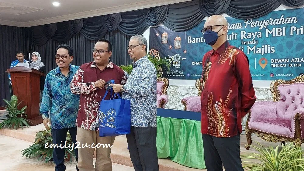 presentation to Ahmad Syamil of JJCM (2nd L)