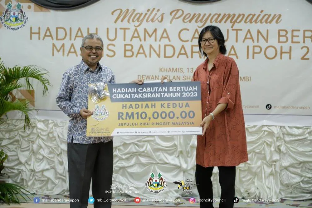 2nd prize winner Lim Lai Wan with RM10K 