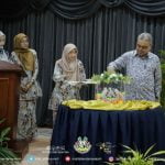 Ipoh City Mayor Y.Bhg. Dato' Rumaizi bin Baharin@Md Daud draws one of the final ten lucky names