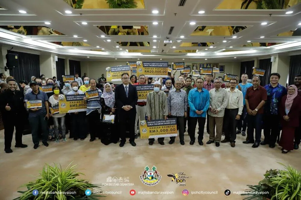 group photo with all the cash prize winners