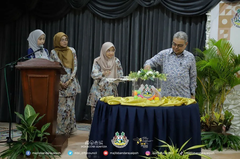 Ipoh City Mayor Y.Bhg. Dato' Rumaizi bin Baharin@Md Daud draws one of the final ten lucky names