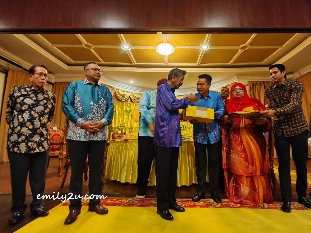 President of Royal Ipoh Club, Dato Adly Shah Bin Ahmad Tah (in blue batik), presents a memento to DYTM Raja Muda Perak Darul Ridzuan Tuanku Raja Jaafar