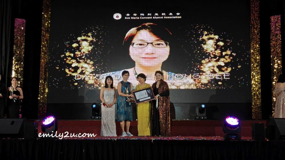 award recipient Dato' Dr Ker Hong Bee (2nd from L)