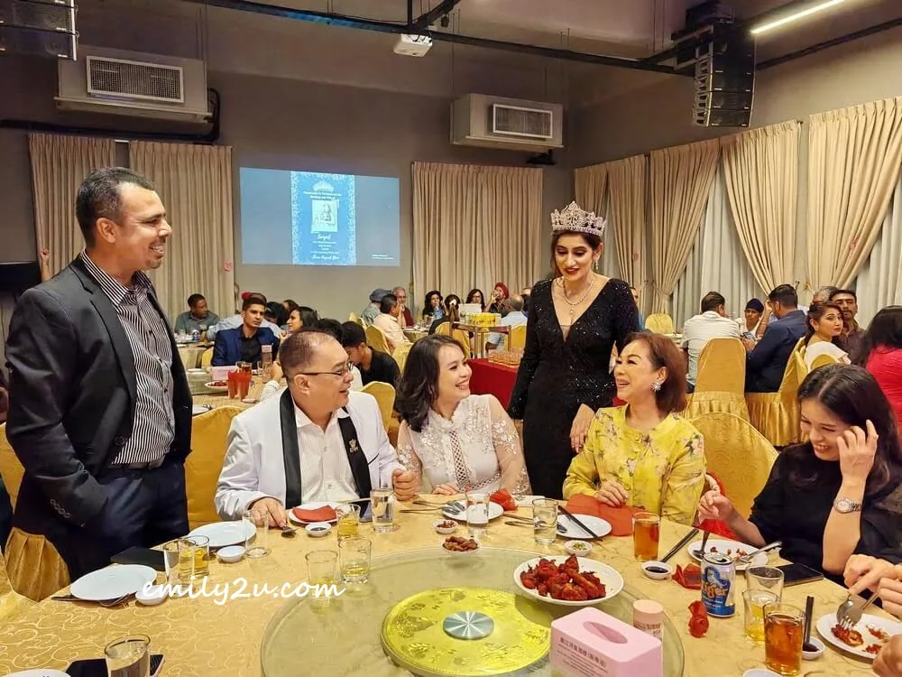 with guests-of-honour Mr Sean Chia, president of Mrs. Tourism Queen International Pageant and Managing Director at ERM Marketing Sdn. Bhd., his lovely spouse Alina Wang ERM Marketing Director, alongside pageant National Director Madam Lim Siew Cheng