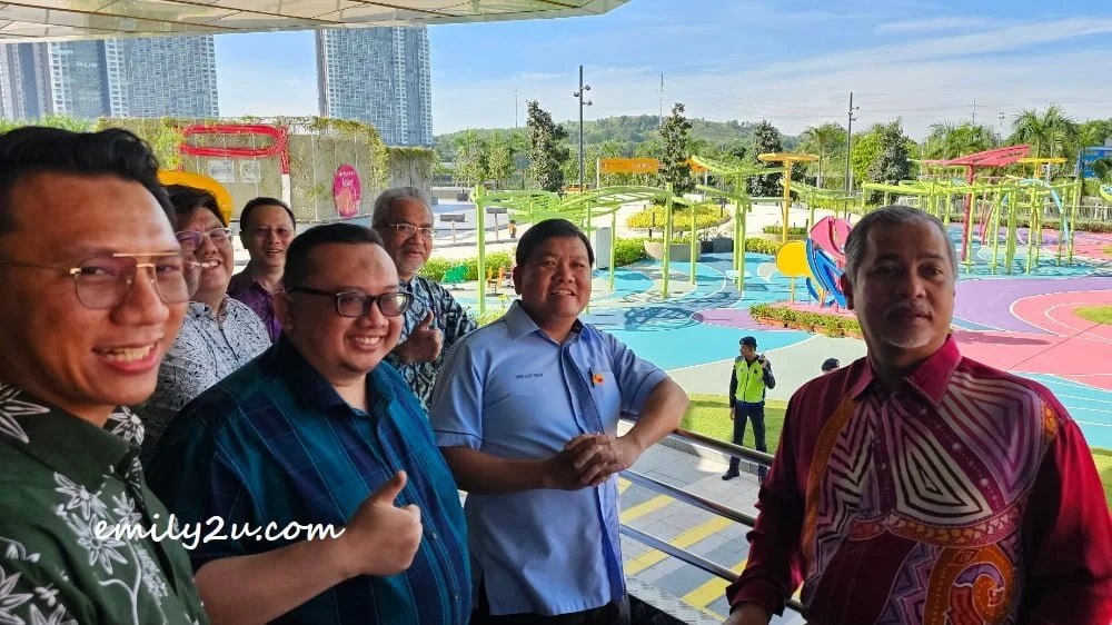 the Honourable Mr Hee Loy Sian, EXCO of Tourism and Environment of Selangor (in light blue shirt)