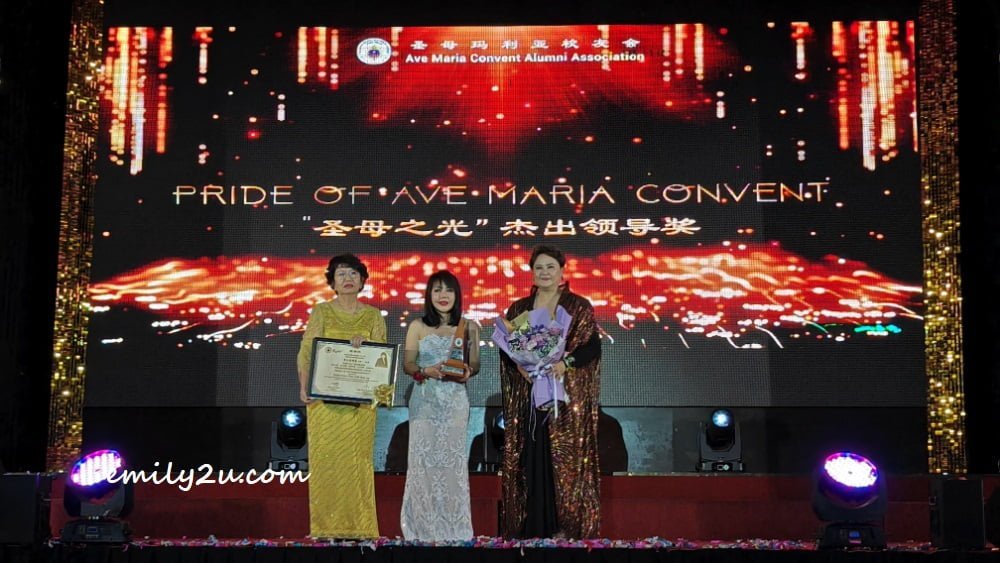 Datin Irene Chan Kok Ying (M) receives the AMCAA Pride of Ave Maria Convent Honorary Award