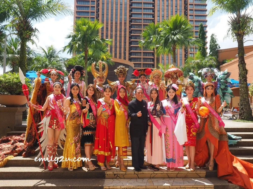 17 finalists group photo with title founder Tan Sri Datuk Danny Ooi