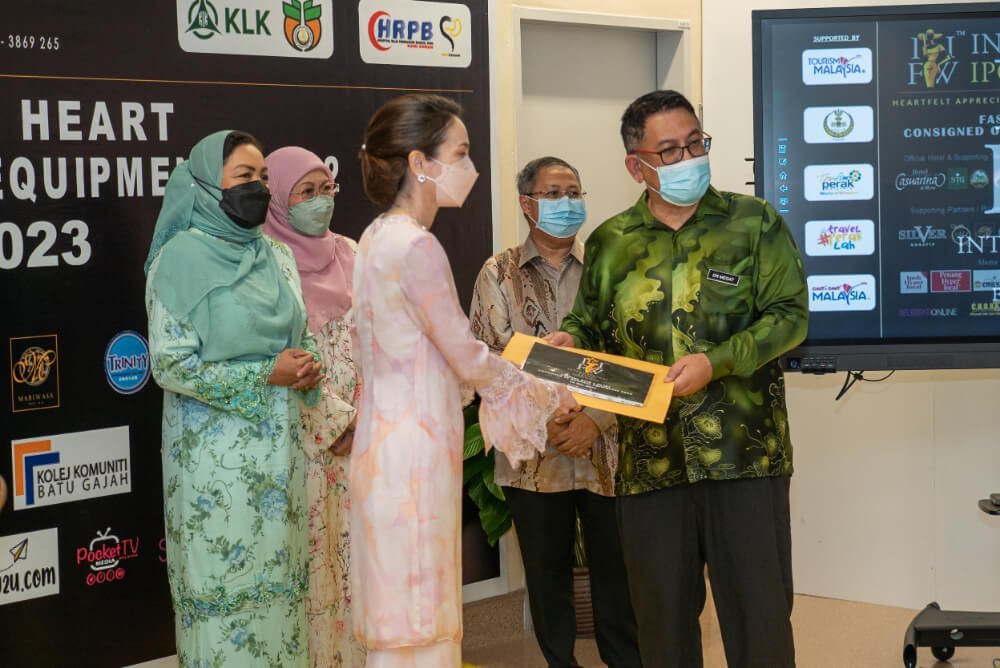 handover ceremony to HRPB, received by Dr. Megat Iskandar, HRPB Director
