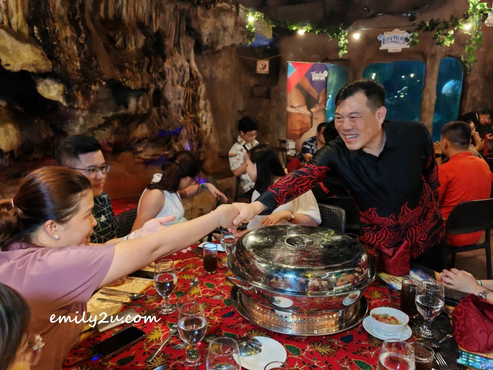 YB Loh Sze Yee, Chairman of the Tourism, Industry, Investment, and Corridor Development Committee of the Perak State Government, welcomes the Vietnamese guests