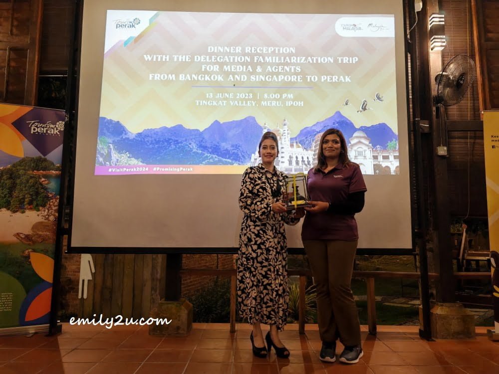 momento presentation by Cik Nurmalis (L) to Pn Mohana Murni, Deputy Director Tourism Malaysia Singapore