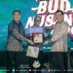 presentation of certificate of appreciation to representative of Medan City (L)