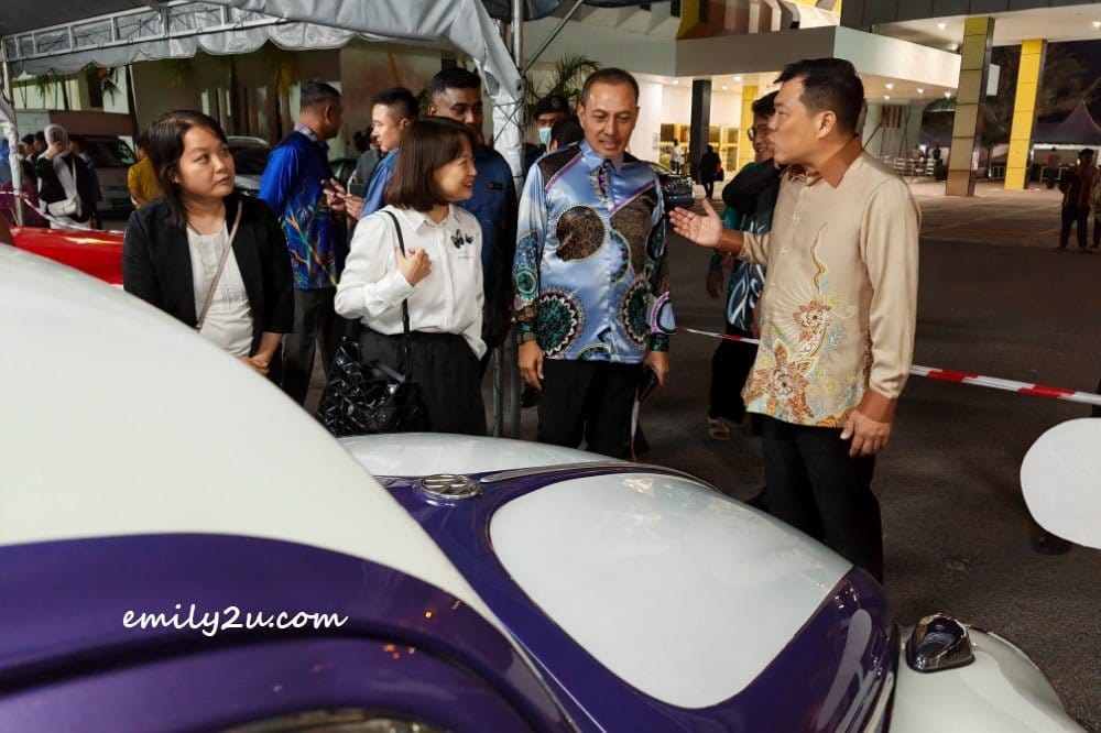 YB Loh leads the Nanning delegates to view the classic cars on display