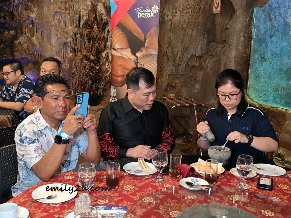 Nguyen Vu Ai Nhu, Marketing officer at Tourism Malaysia Vietnam office (R), tries her hand at roti tumbuk