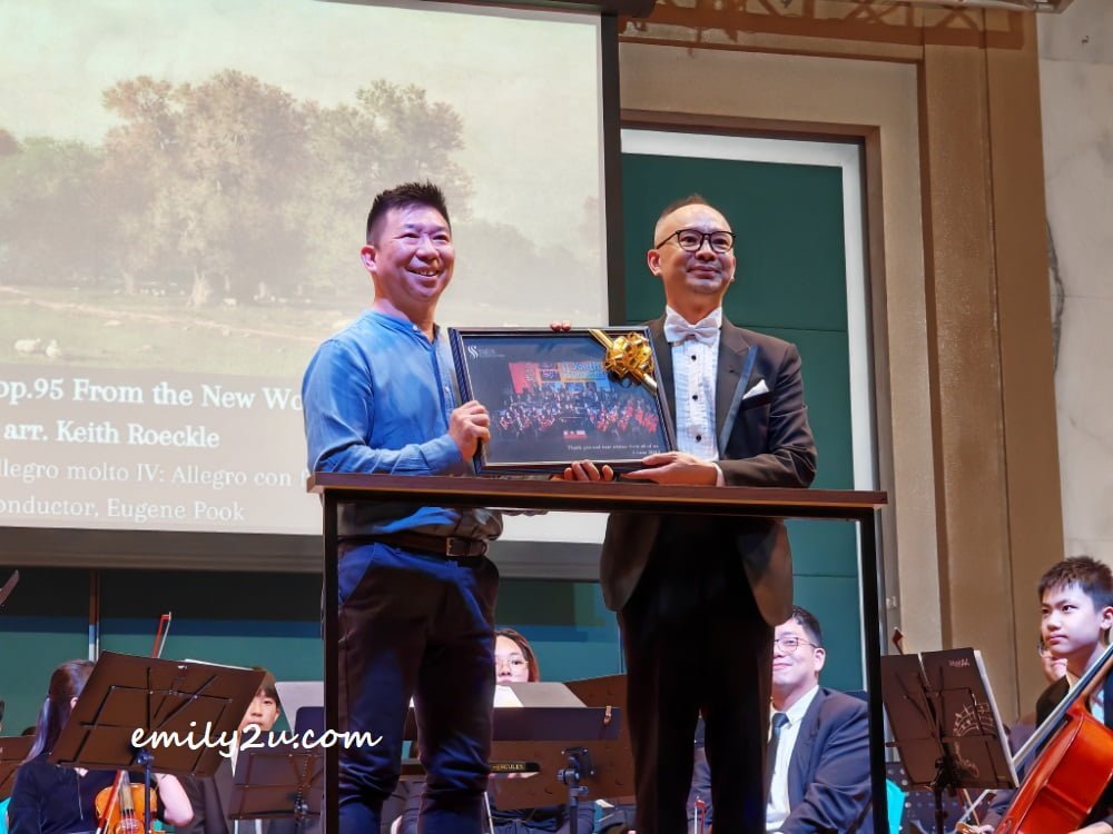 a special momento from the Selangor Symphony Youth Orchestra (SSYO) represented by Eugene Pook (R) to the Ipoh concert co-organiser, Soka Gakkai Malaysia (Perak)