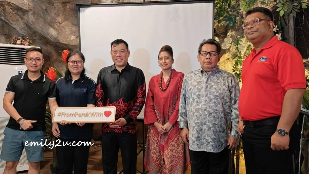 VIPs (L-R): Sales Manager for Batik Air Vietnam Do Quang Dinh; Marketing officer at Tourism Malaysia Vietnam office Nguyen Vu Ai Nhu; Chairman of the Tourism, Industry, Investment & Corridor Development Committee of the Perak State Government YB Loh Sze Yee; CEO Tourism Perak Ms Nurmalis Binti Musa; Chairman Tourism Perak Datuk Mohd Kamil Shafie; Senior Director of Operations at Sunway Lost World Theme Park & Hotel Mr Brian Francis