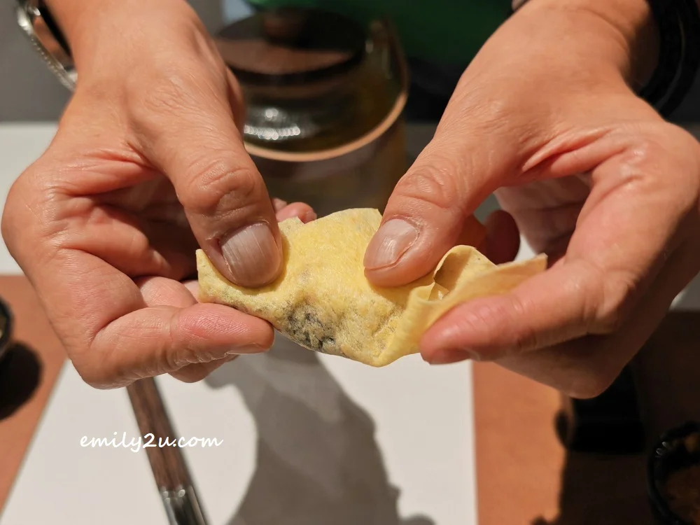 this is how to wrap the meat with Spring Pancake