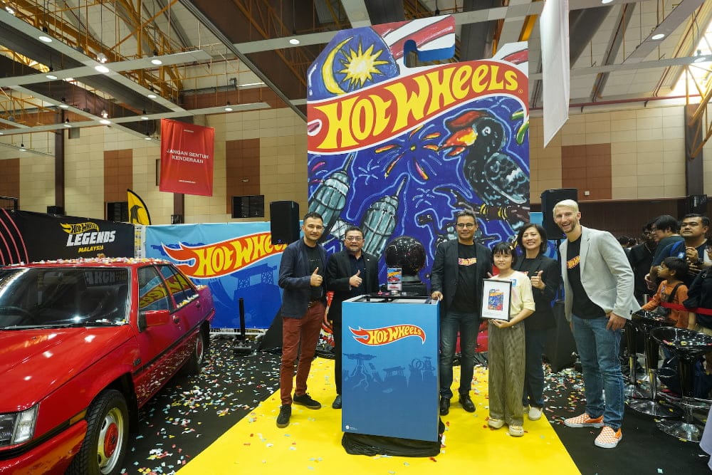 (L-R) En. Norhelmey Lobb, Head of Advanced Design, PROTON; Encik Roslan Abdullah, Deputy Chief Executive Officer, PROTON; Mr. Murat Ariksoy, General Manager, Mattel South Asia; Ms. Ching Chiau Lee, General Manager, Mattel Malaysia, and Mr. Matt Gabe, Hot Wheels Lead Packaging Designer, Mattel Inc unveiling the winning artwork of Hot Wheels x PROTON Kids Design Competition.